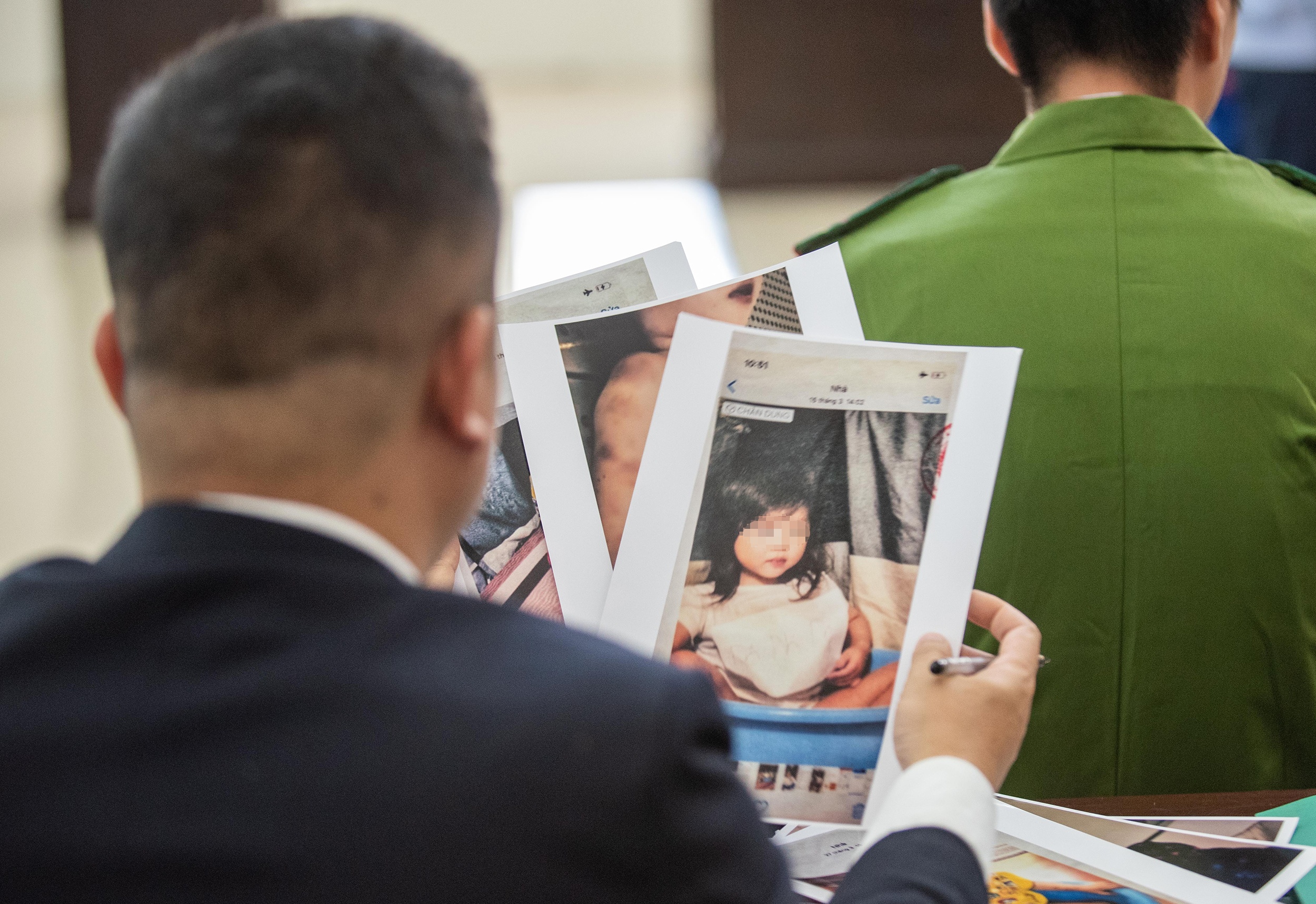 Me va cha duong bao hanh con gai anh 6