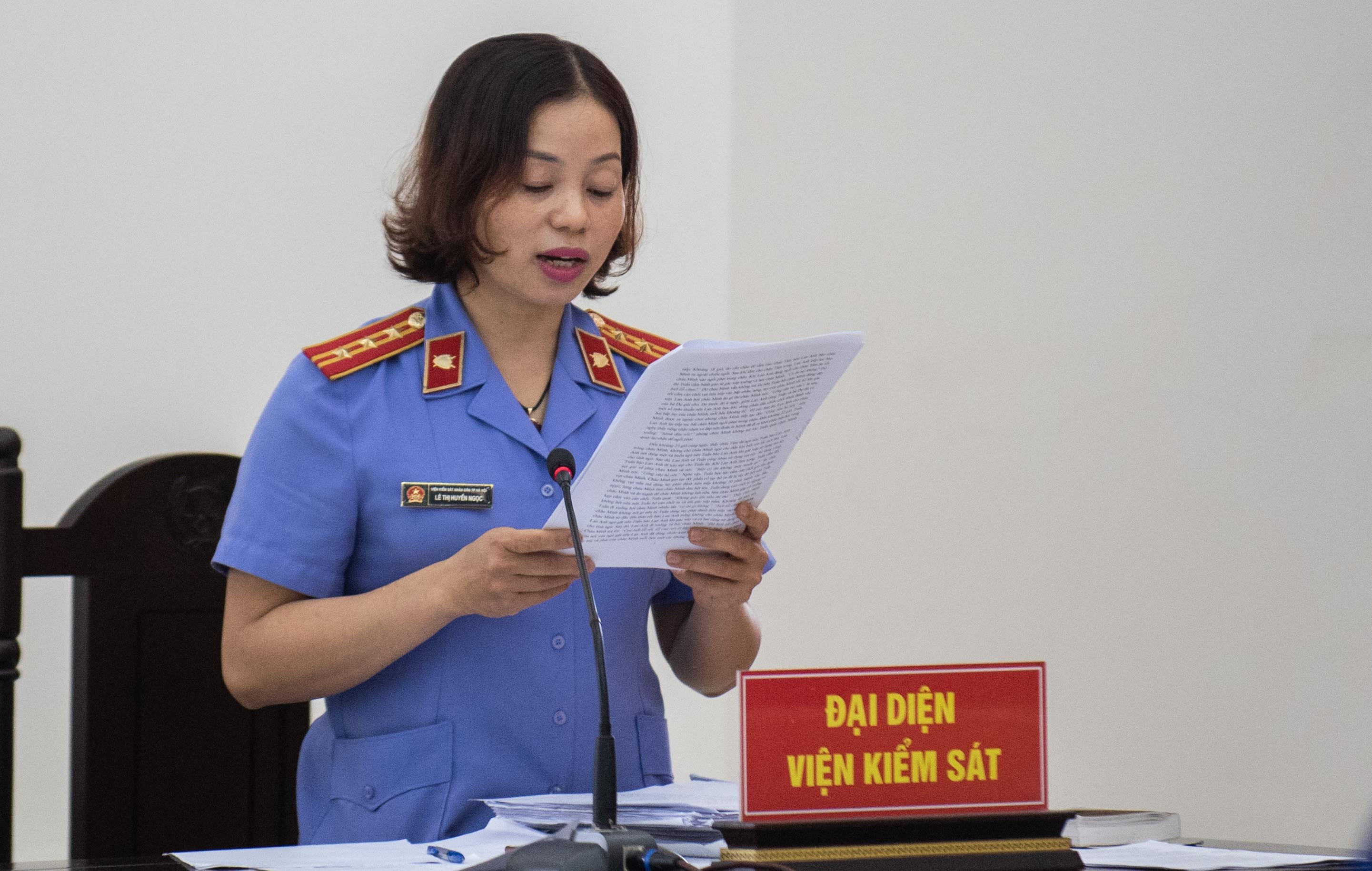 Me va cha duong bao hanh con gai anh 8