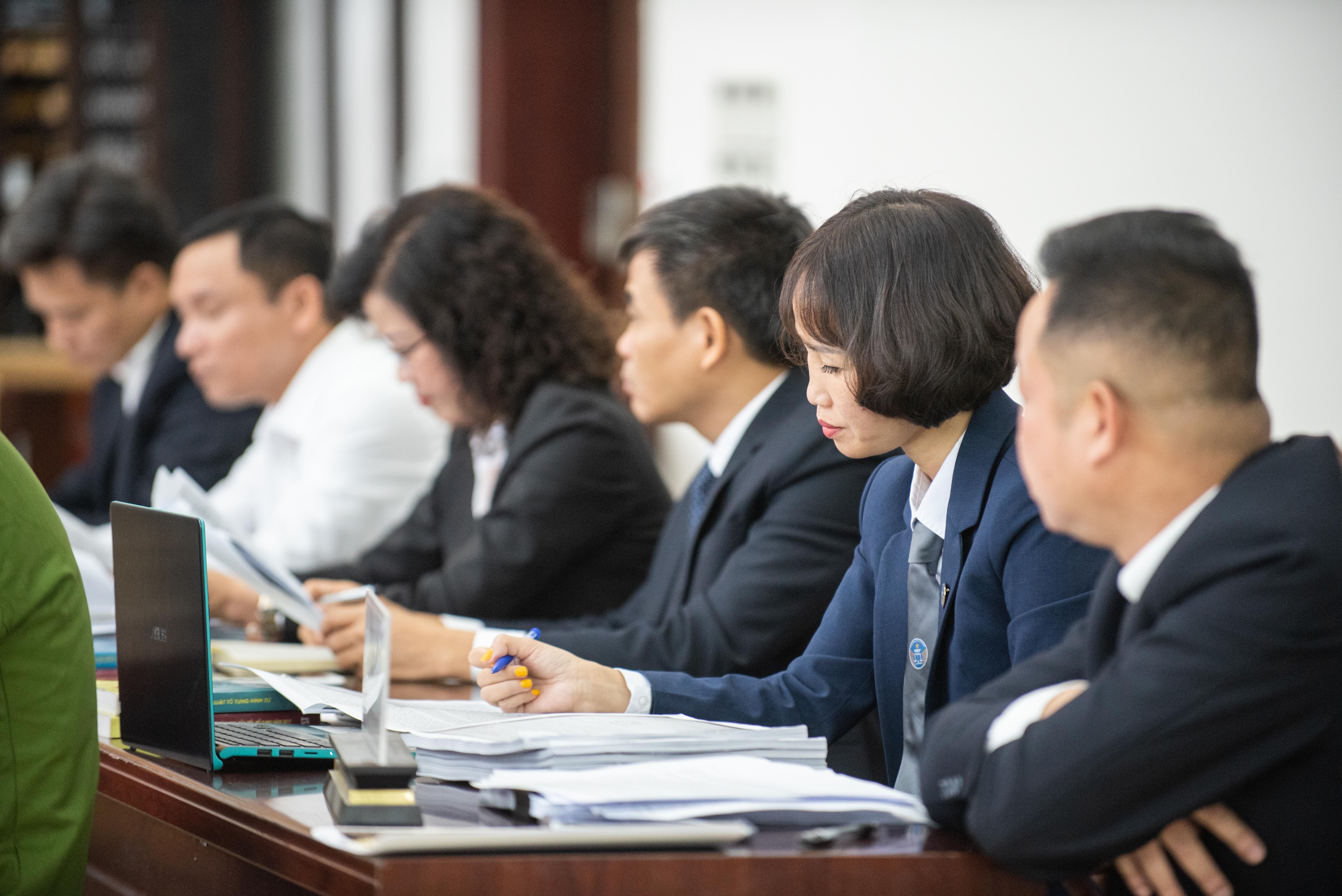 Me va cha duong bao hanh con gai anh 9