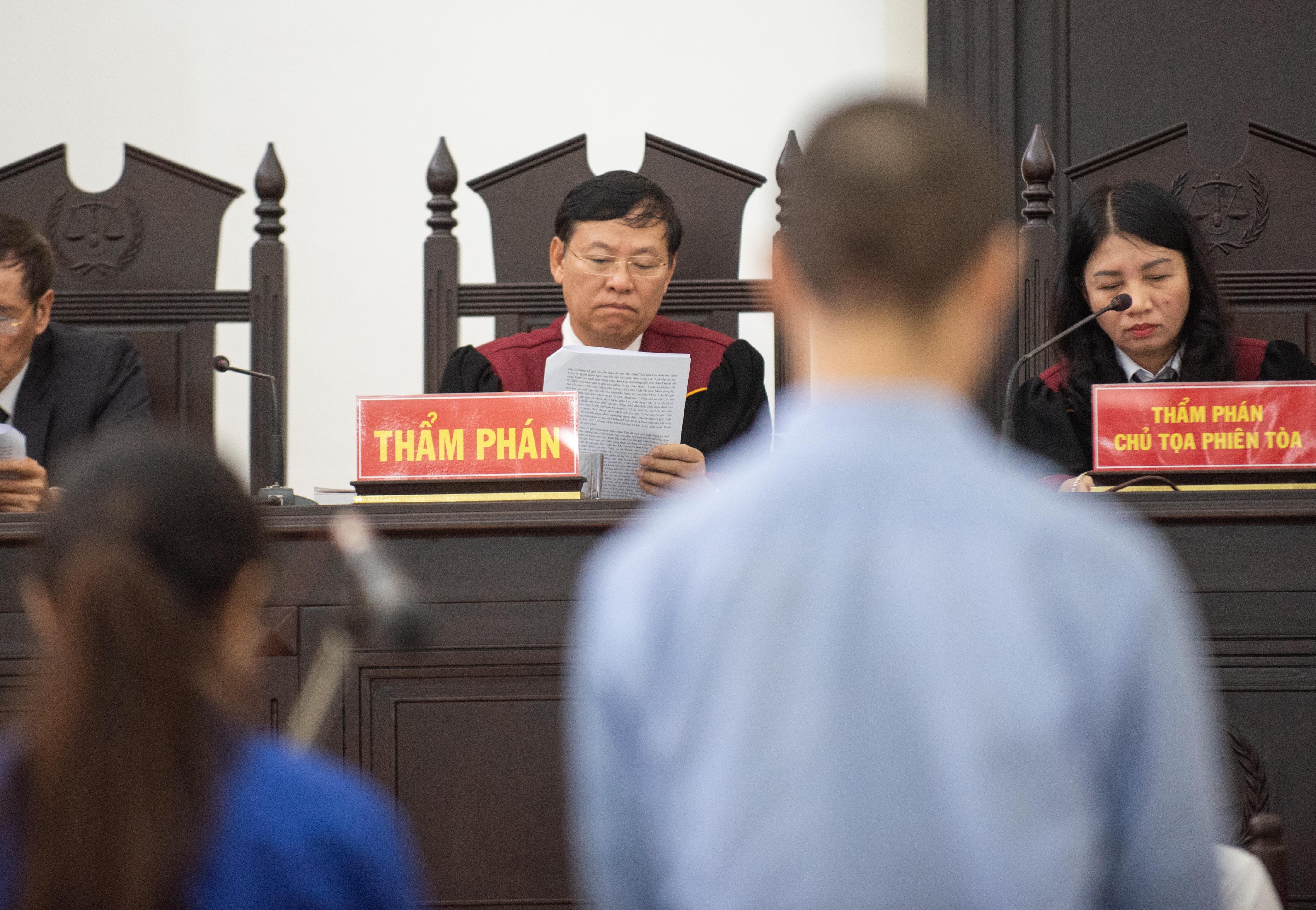 Me va cha duong bao hanh con gai anh 7