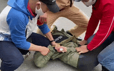 Canh sat quat nga nghi pham mang ma tuy giua pho hinh anh