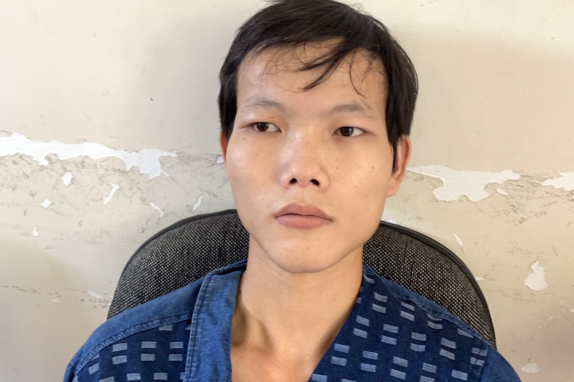 Be gai 9 tuoi bi ep chup anh khoa than hinh anh