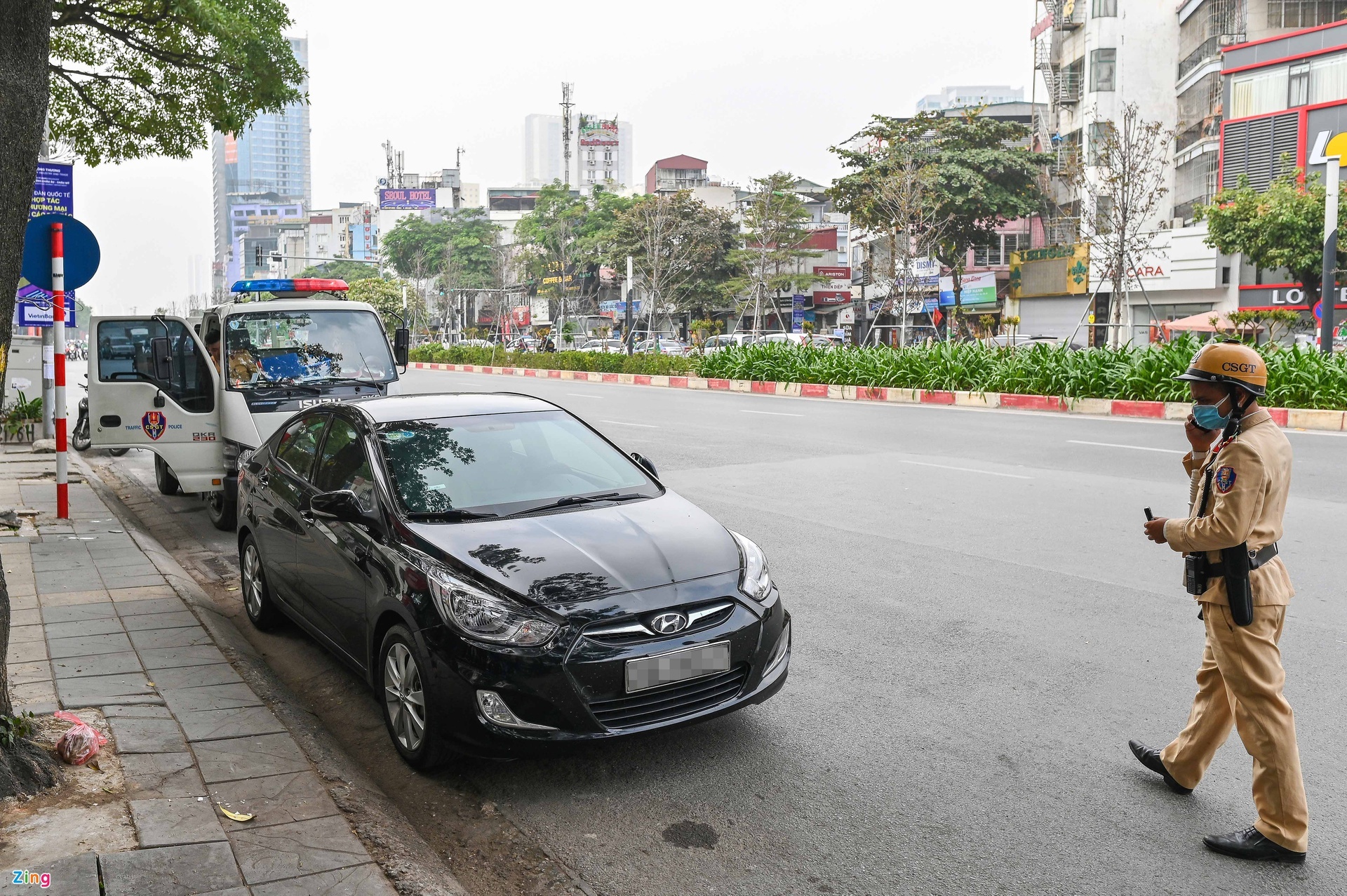 Canh sat cau xe vi pham anh 1