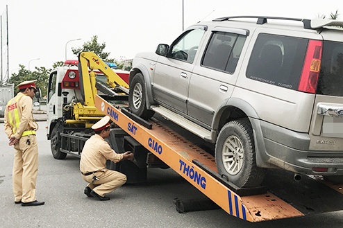 CSGT co duoc cau keo oto vi pham khi vang tai xe? hinh anh