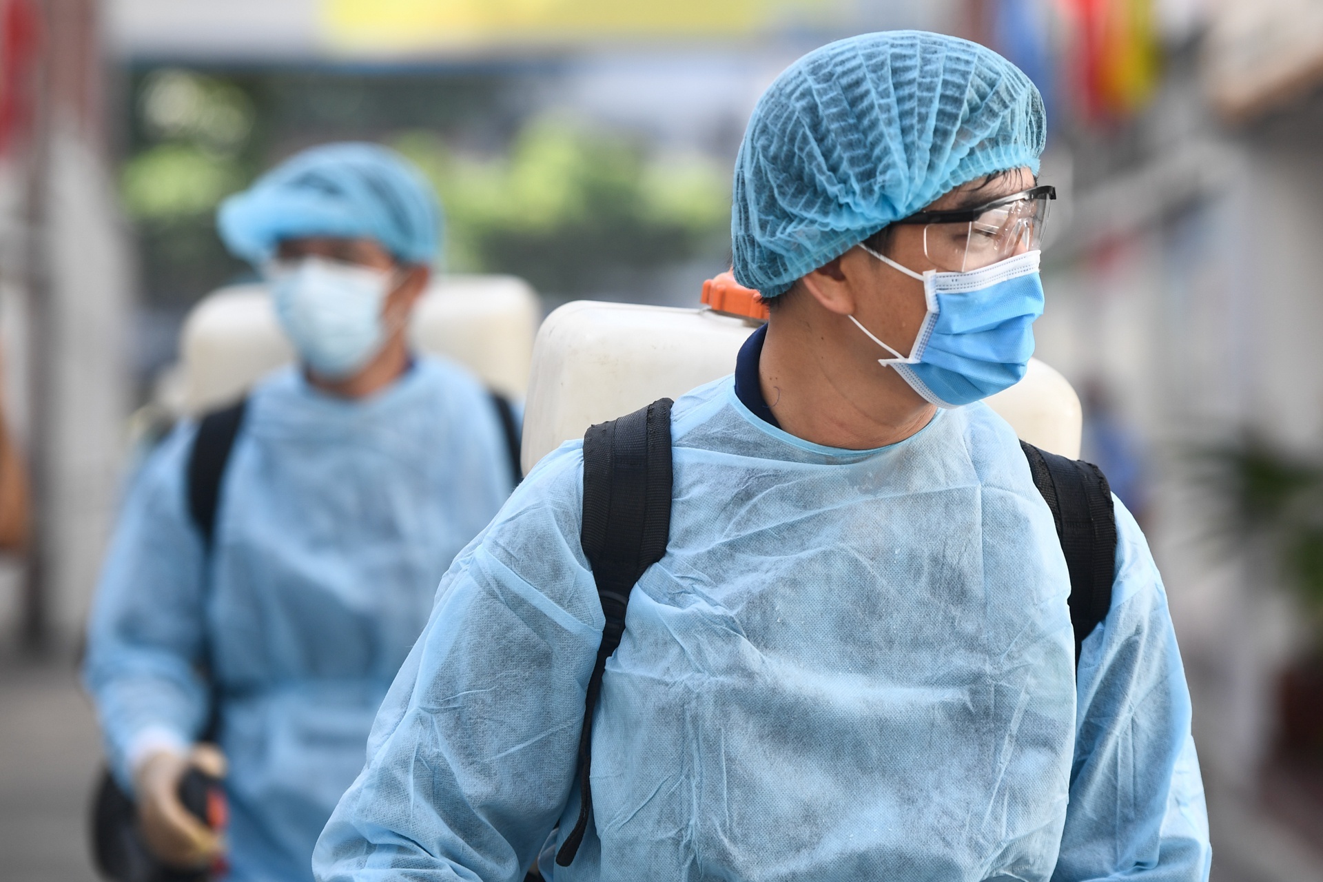 Xu ly the nao voi nguoi dua benh nhan Covid-19 nhap canh trai phep? hinh anh