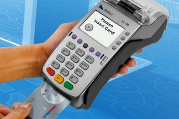 Ngan hang co loi trong he thong, ke gian chiem doat tien ty hinh anh