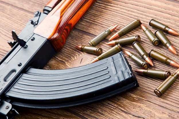 Khach di may bay mang dan AK nguyen hat no hinh anh