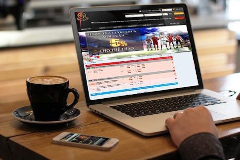 Thanh nien 20 tuoi cam dau nhom ca do bong da hinh anh