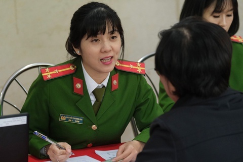 Dung cap can cuoc cong dan ma vach, chung minh nhan dan hinh anh