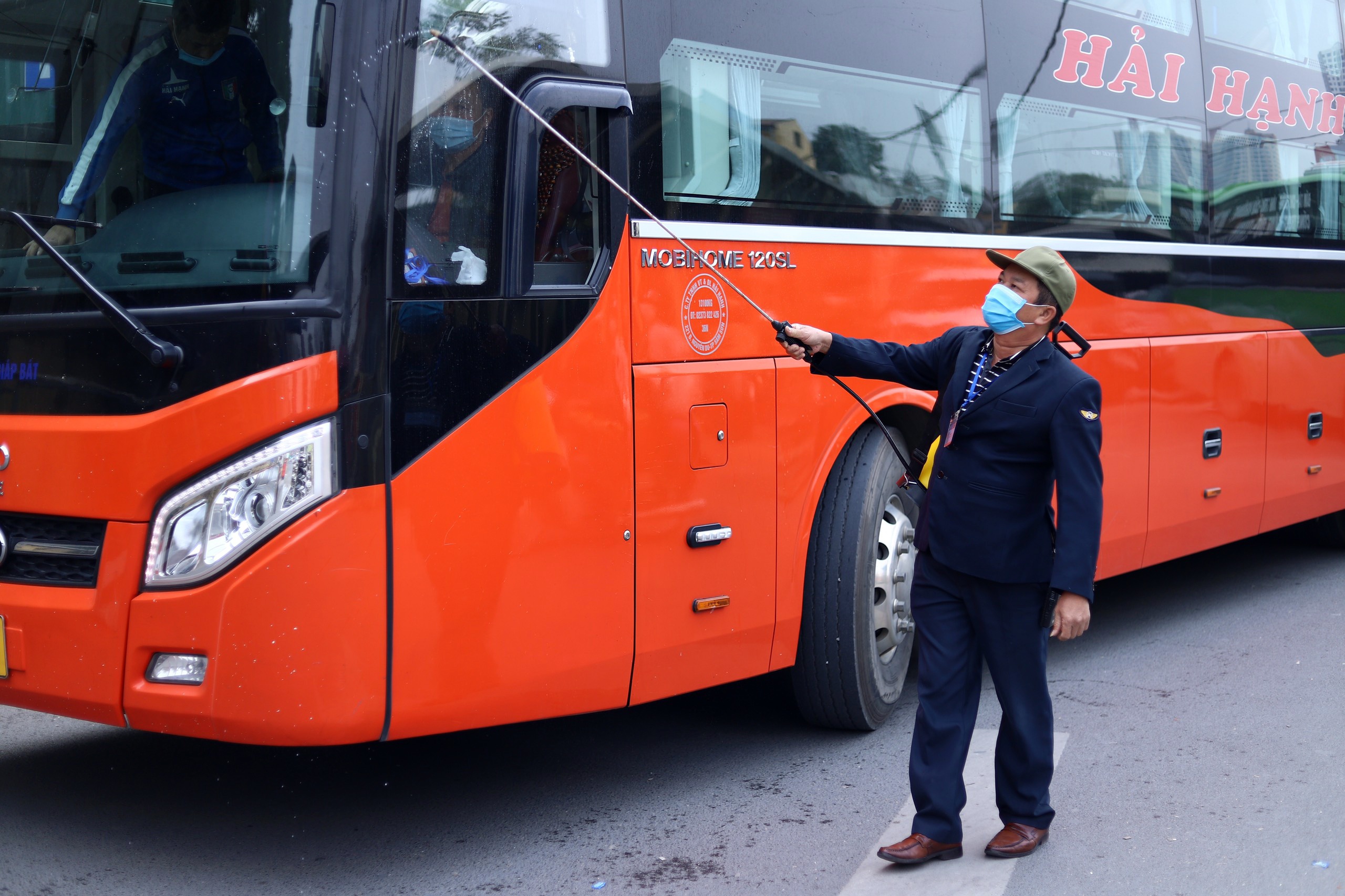 Xe khach van tai phong chong Covid-19 anh 1