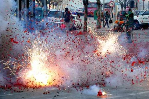 Nguoi duoi 16 tuoi dot phao dip Tet co bi xu phat? hinh anh