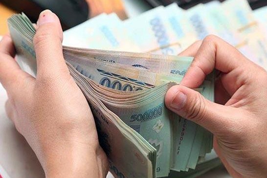 Cam can bo cong an di van dong ung ho tien, qua dip Tet hinh anh