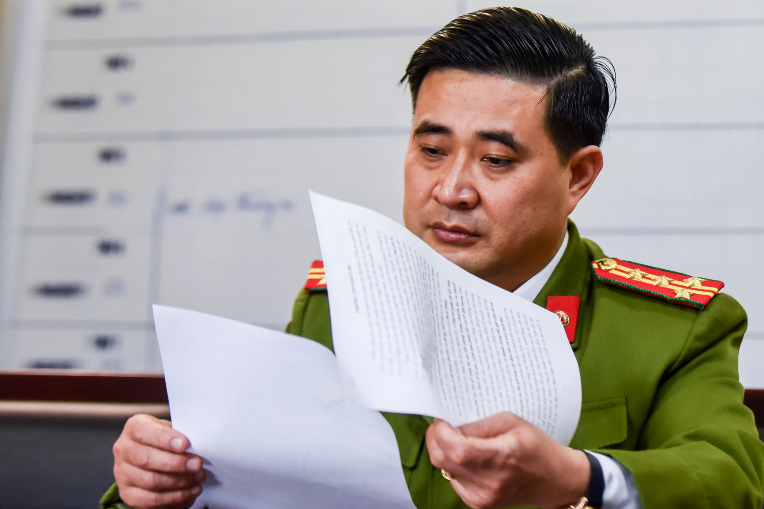 Phut doi mat giua dai ta cong an va ke khong che con tin hinh anh