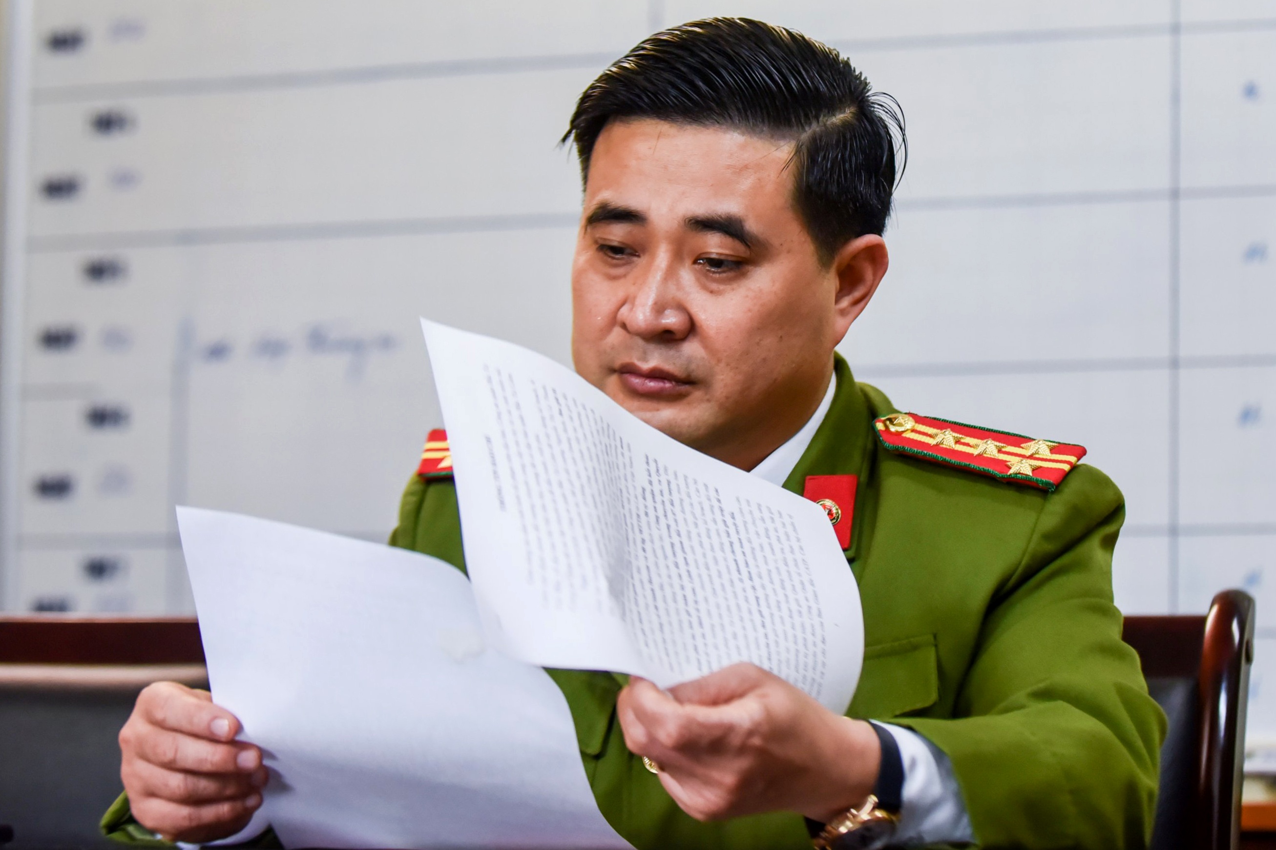 dai ta cong an doi mat ke khong che con tin anh 1