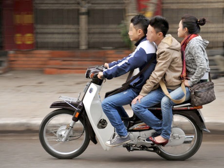 Vi pham giao thong thuong mac khi di choi Tet va muc phat hinh anh