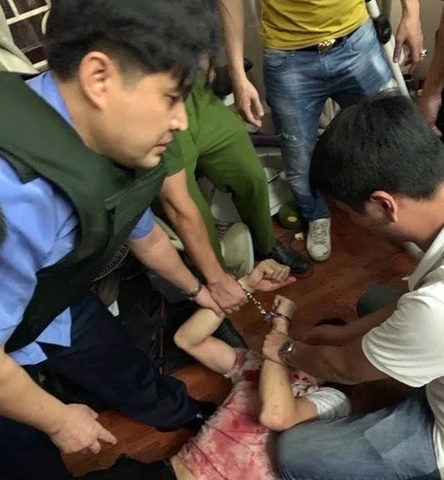 dai ta cong an doi mat ke khong che con tin anh 2