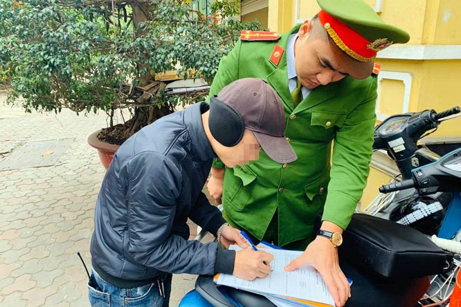 Chu bai giu xe 'chat chem' khach dip Tet bi phat 7,5 trieu hinh anh