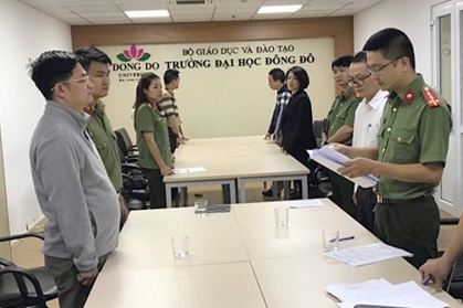 Lo danh tinh nguoi duoc Dai hoc Dong Do cap bang gia hinh anh