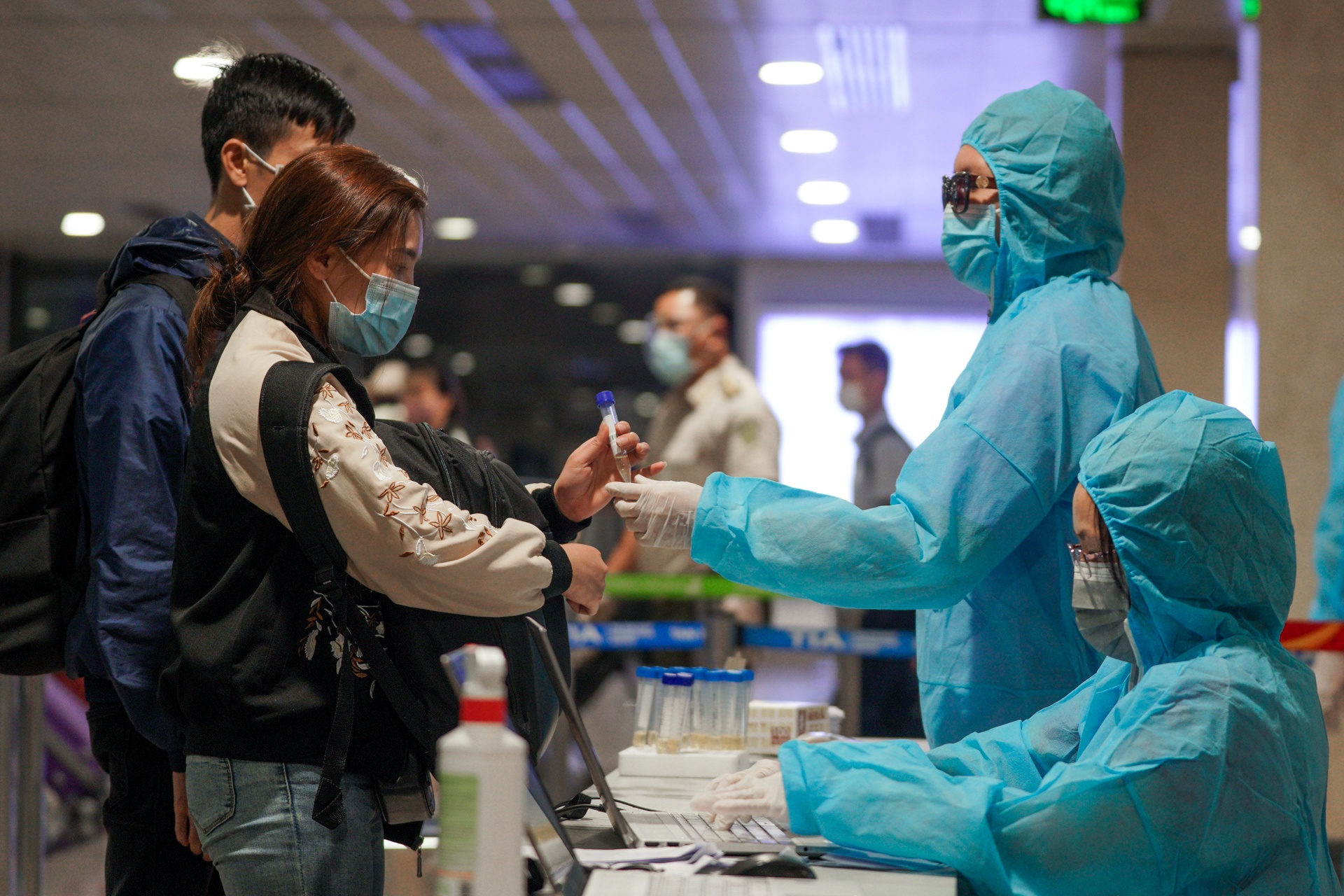 Khai bao y te gian doi anh 1