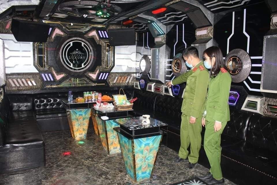 Nhan chung ke ve cuoc tham sat 3 nguoi o quan karaoke hinh anh