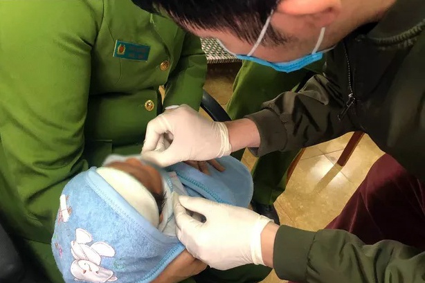 Cuc Canh sat hinh su pha duong day mua ban tre so sinh hinh anh