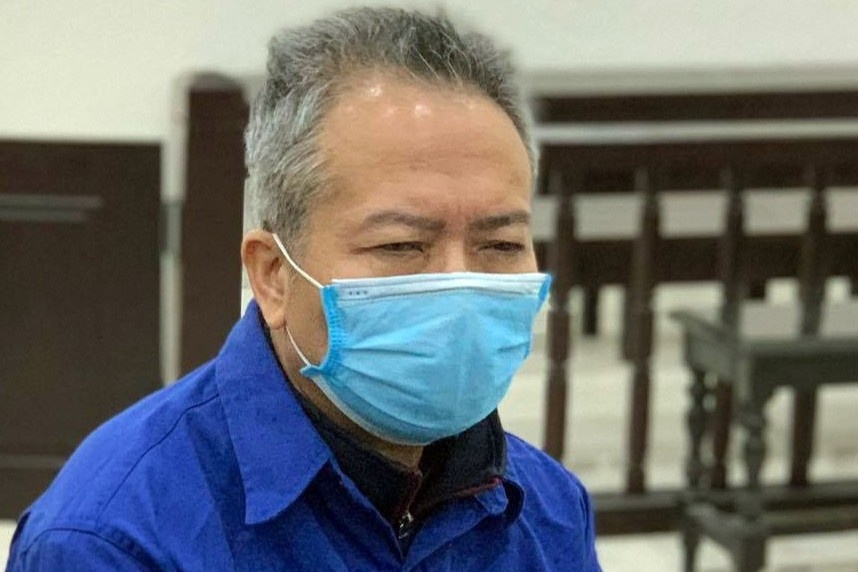 Phat tu ke xam hai be gai 5 tuoi hinh anh