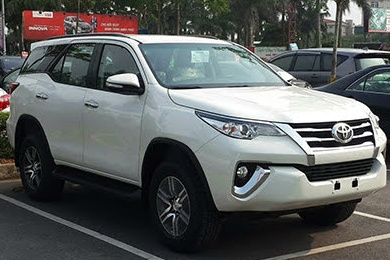 Cuu dai uy cong an thue oto roi mang cam do hinh anh