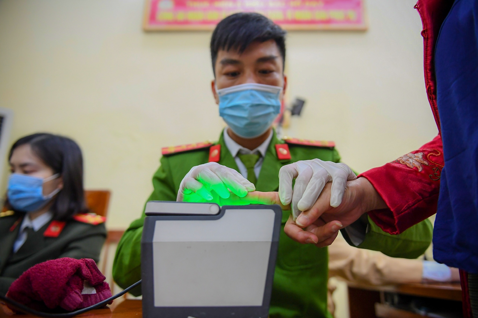 Lam can cuoc cong dan gan chip anh 1