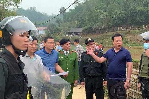 Canh sat xit hoi cay, khong che nghi pham giet be gai hinh anh