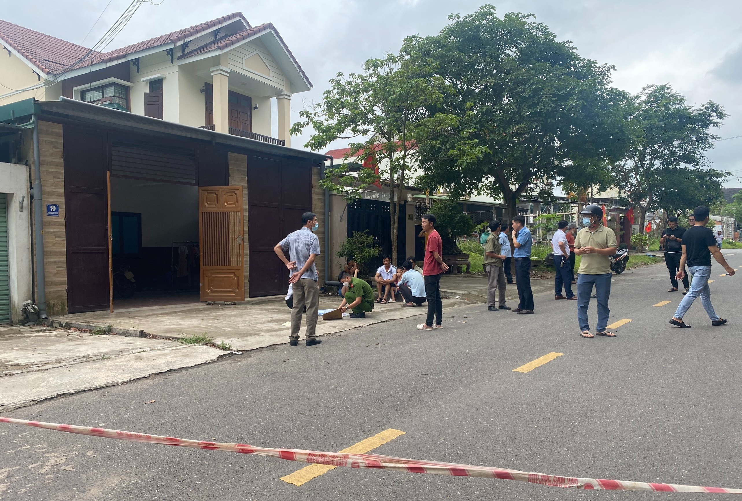 Nhom cong nhan danh nhau sau cuoc nhau, mot nguoi tu vong hinh anh