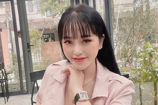 Co gai sanh dieu va ga trai bi an duoi chan deo hinh anh