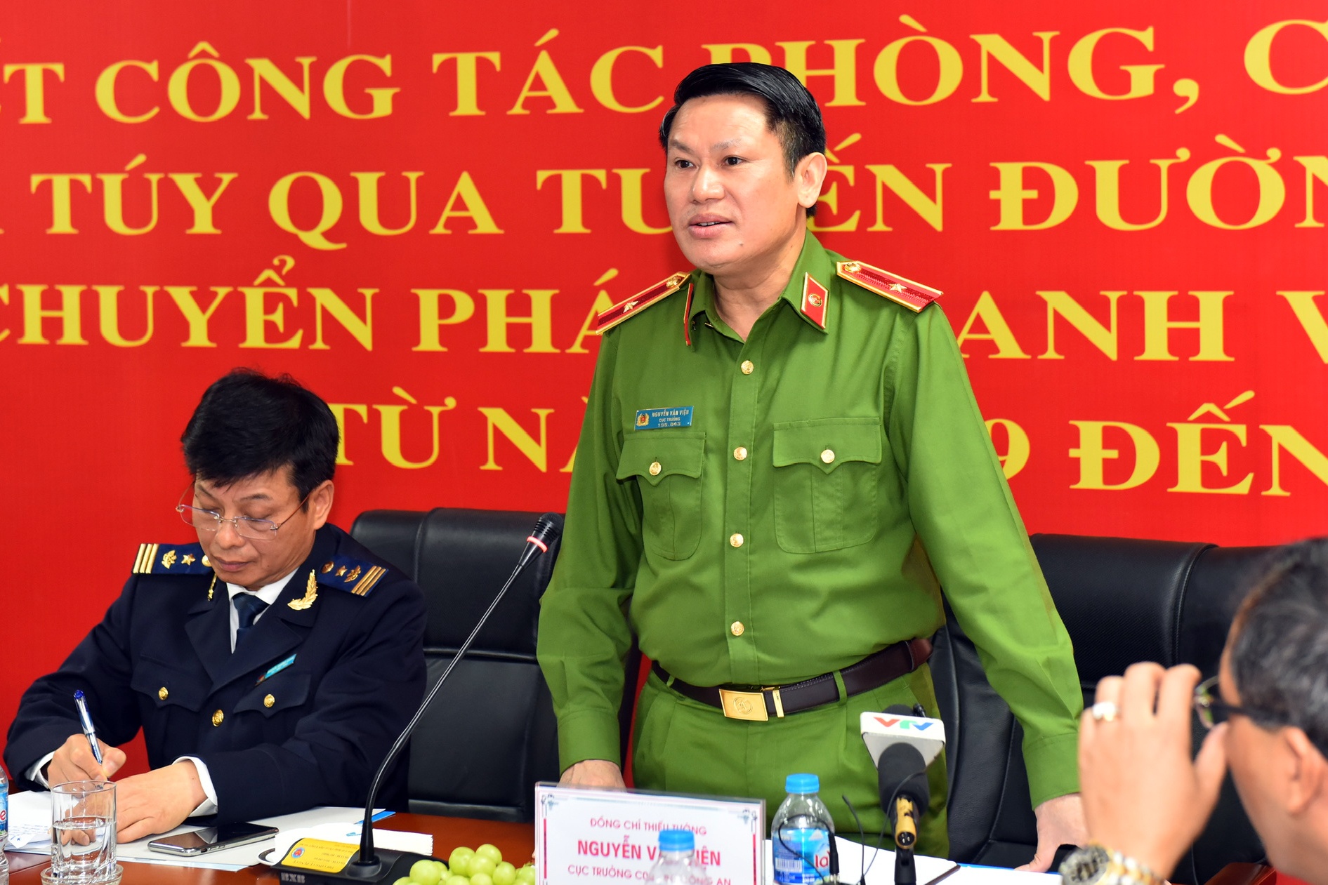 Van chuyen ma tuy qua buu pham anh 2