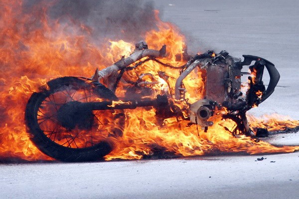 Xe trong bai tam giu bi chay, CSGT co phai boi thuong? hinh anh