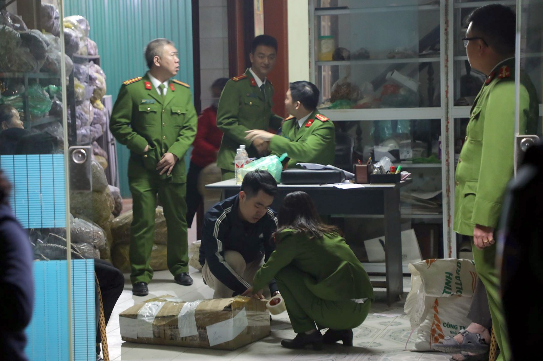 Buon lau 5.000 tan thuoc bac anh 1