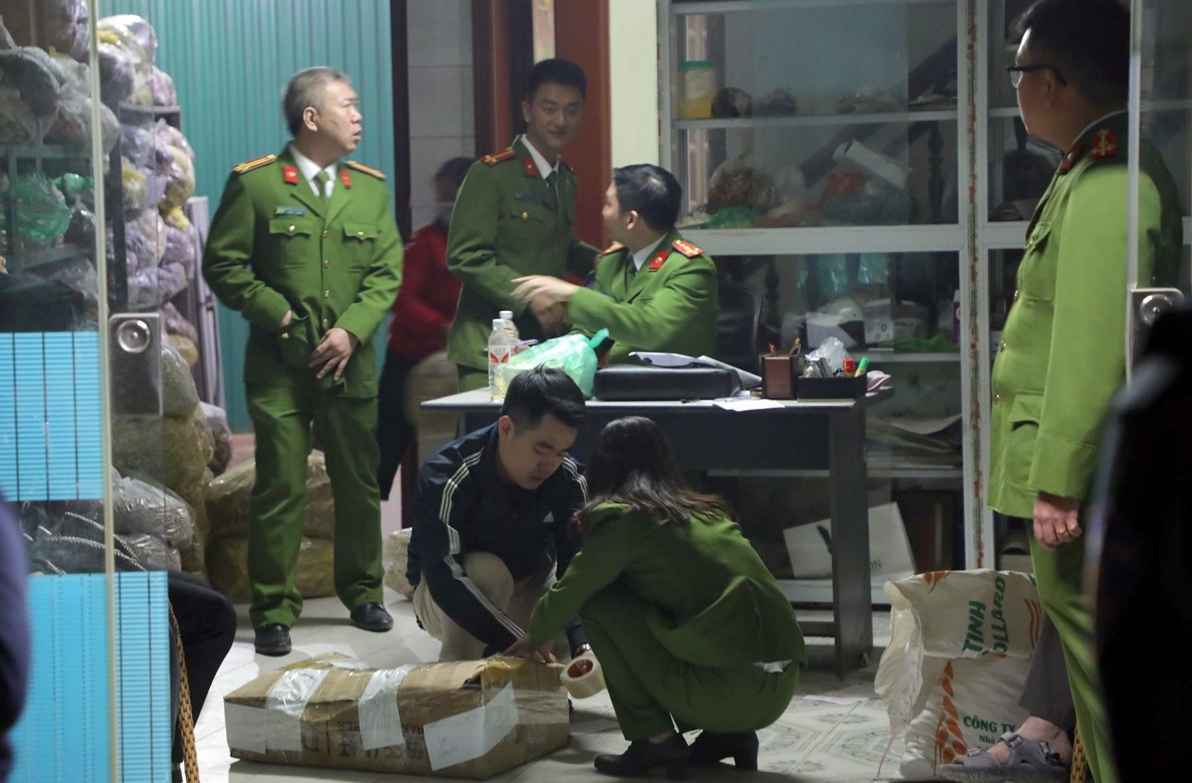 Ke buon lau 5.000 tan thuoc bac khai hoi lo can bo hai quan gan 2 ty hinh anh