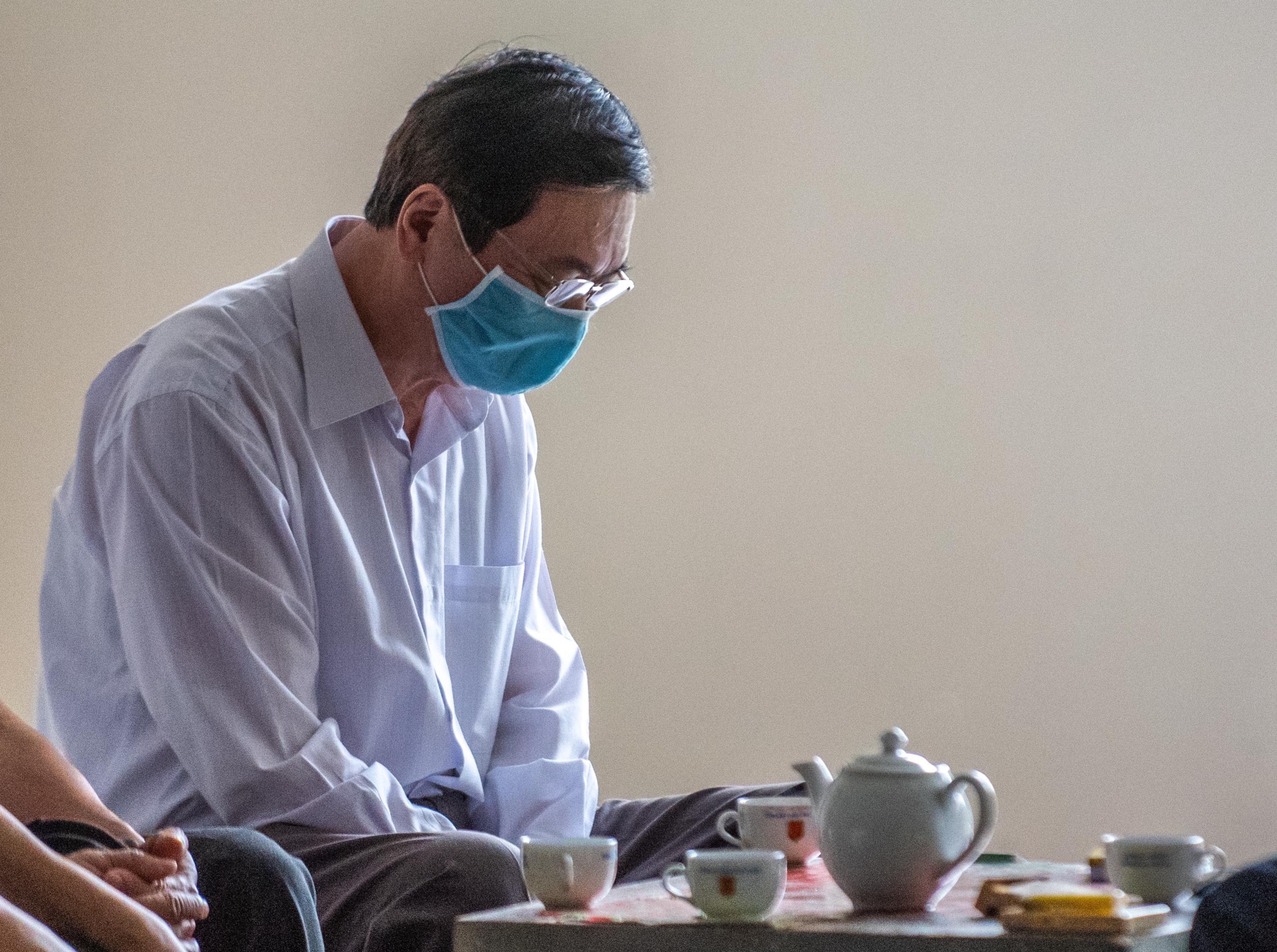 Cuu Bo truong Vu Huy Hoang xin dung thuoc, ho tro y te tai toa hinh anh