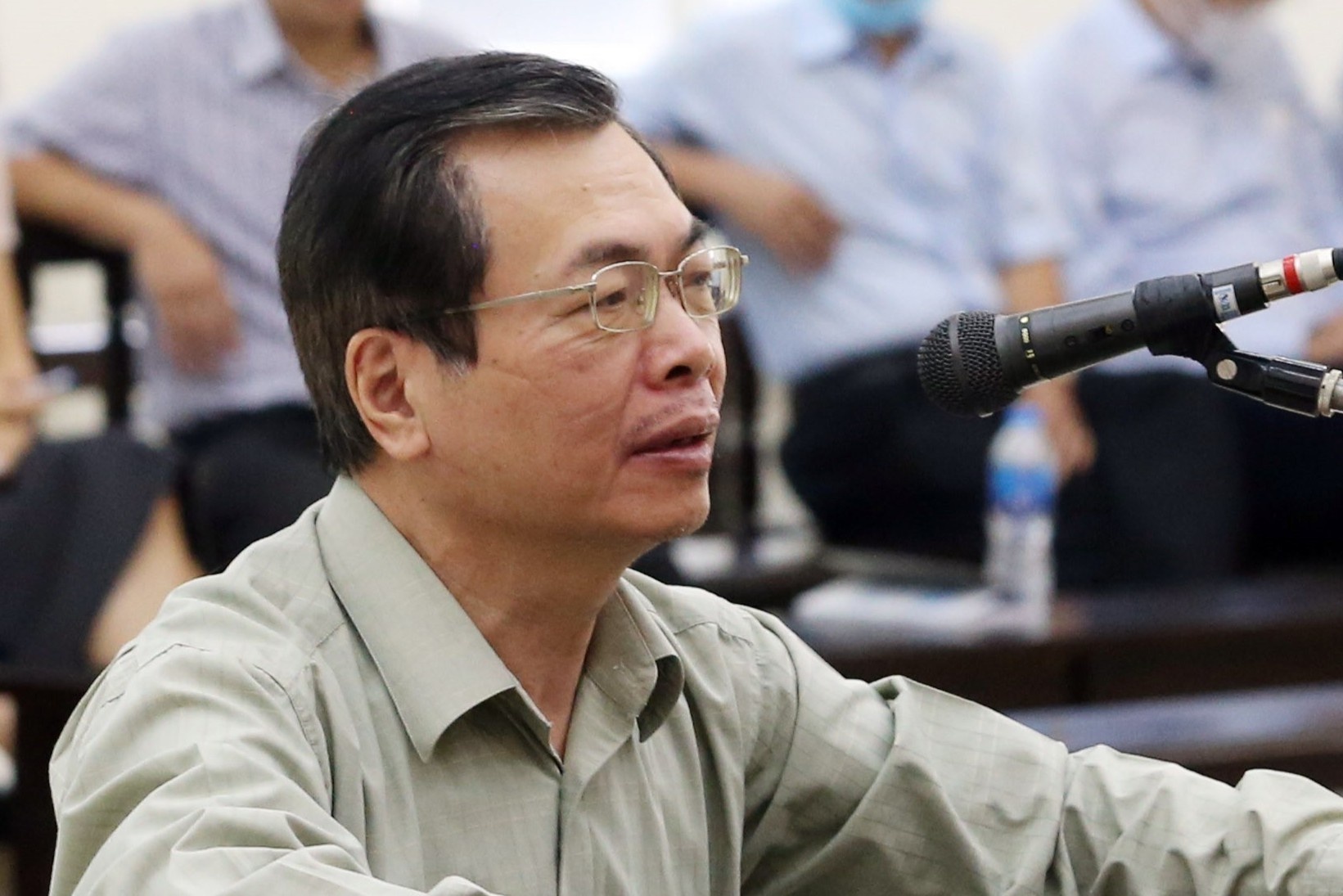 Ong Vu Huy Hoang: 'Toi co gang den toa de bao ve danh du' hinh anh