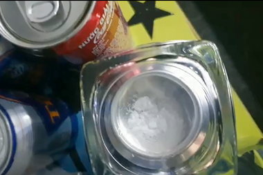 Bay lac trong quan bar anh 1