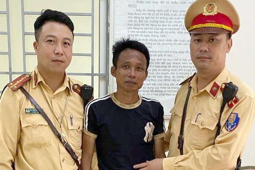 Ke trom xe bi bat sau khi pham luat giao thong hinh anh