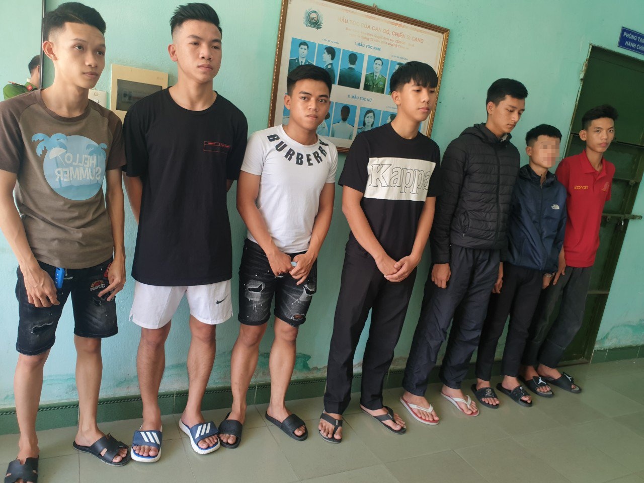 hai nhom thanh nien hon chien anh 1