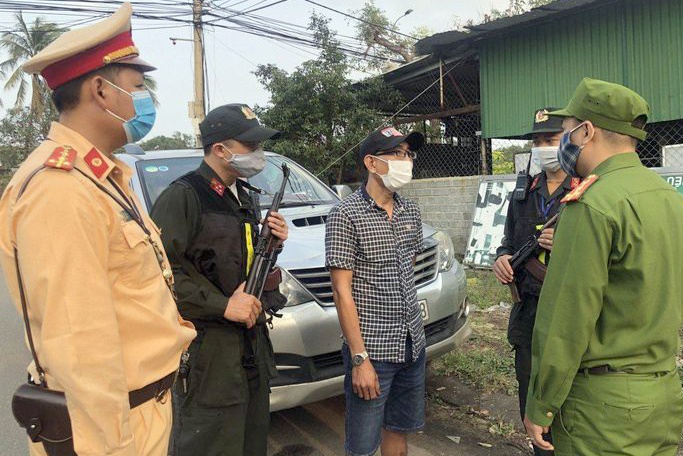Nhan 10 trieu de giup nguoi Trung Quoc luu tru trai phep hinh anh