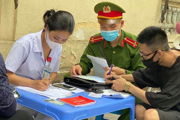 Ha Noi phat nguoi khong deo khau trang hon 3 ty dong hinh anh