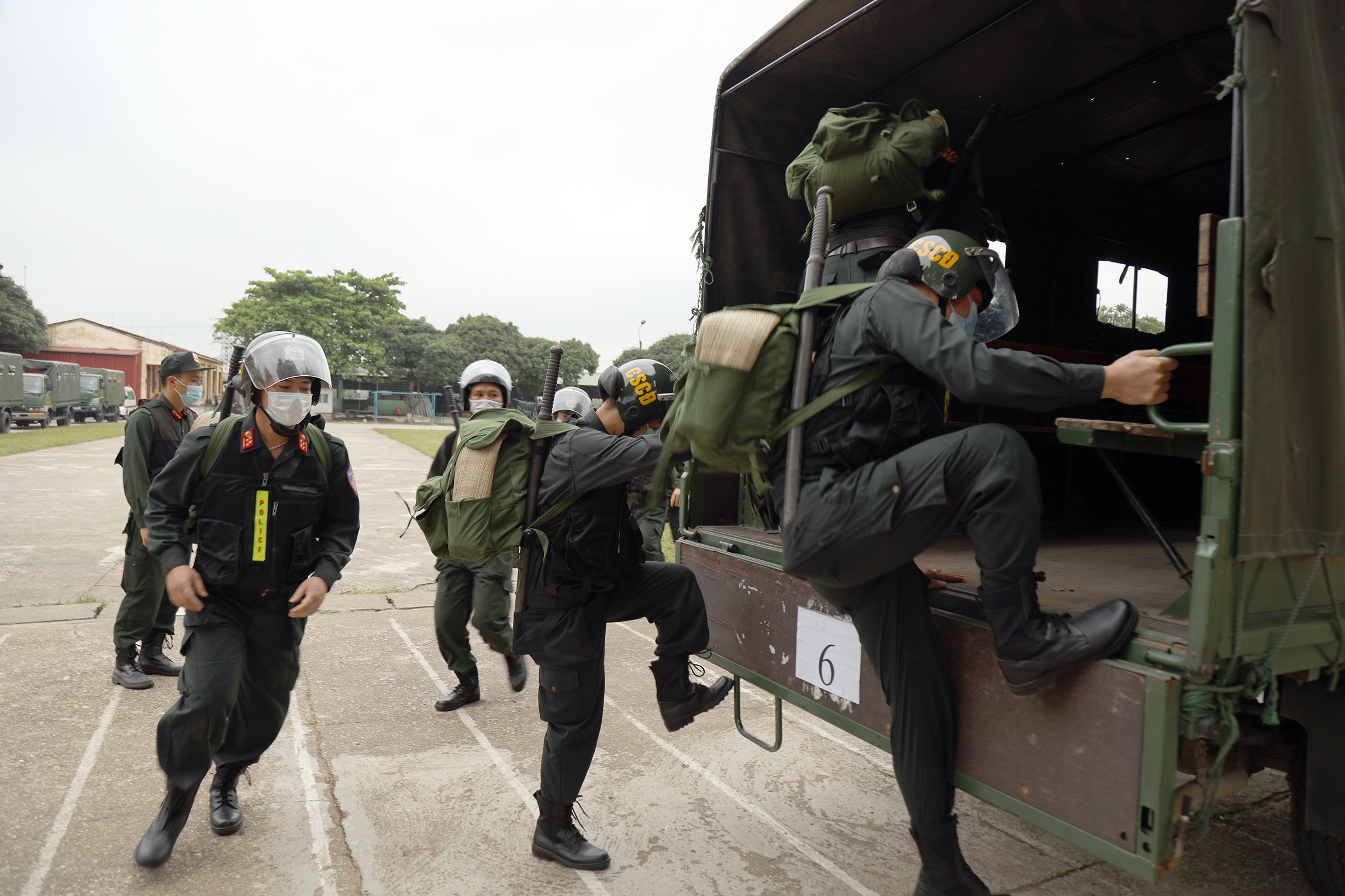 Canh sat co dong phong chong dich anh 2