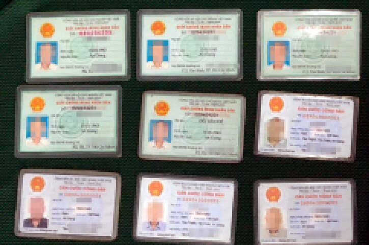 Bo Cong an xac minh vu hang nghin CMND bi rao ban hinh anh