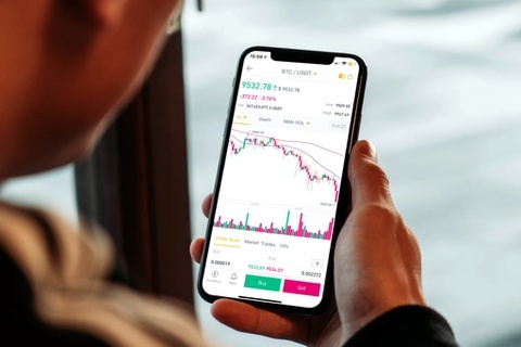 Gan 300 san choi Forex co dau hieu chiem doat tien hinh anh