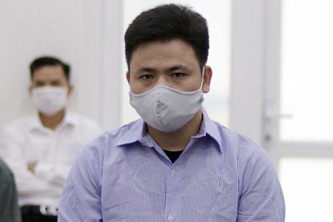 Tu hinh nguoi dan ong sat hai nu chu tiem spa hinh anh