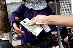 Nguoi phu nu lam gia hang tram giay kham suc khoe hinh anh