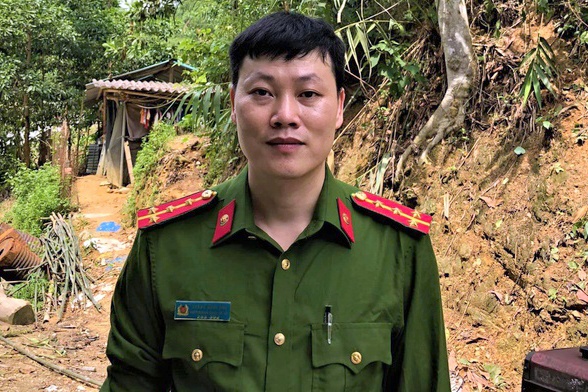 Cuu nguoi bi nuoc cuon troi, dai uy cong an duoc bieu duong hinh anh