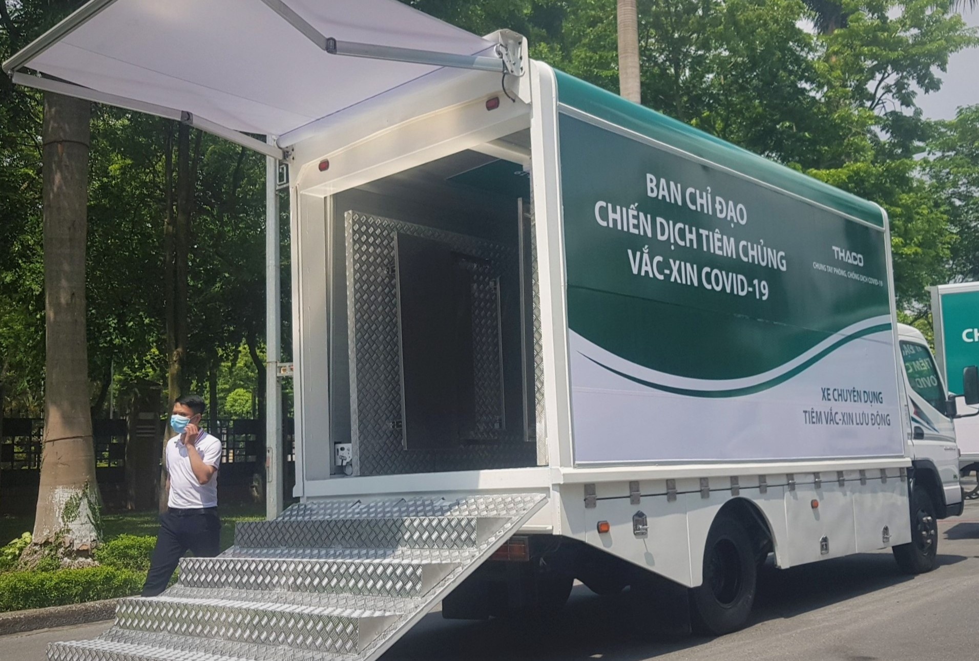 Tiep nhan 126 oto chuyen dung phuc vu chien dich tiem vaccine Covid-19 hinh anh