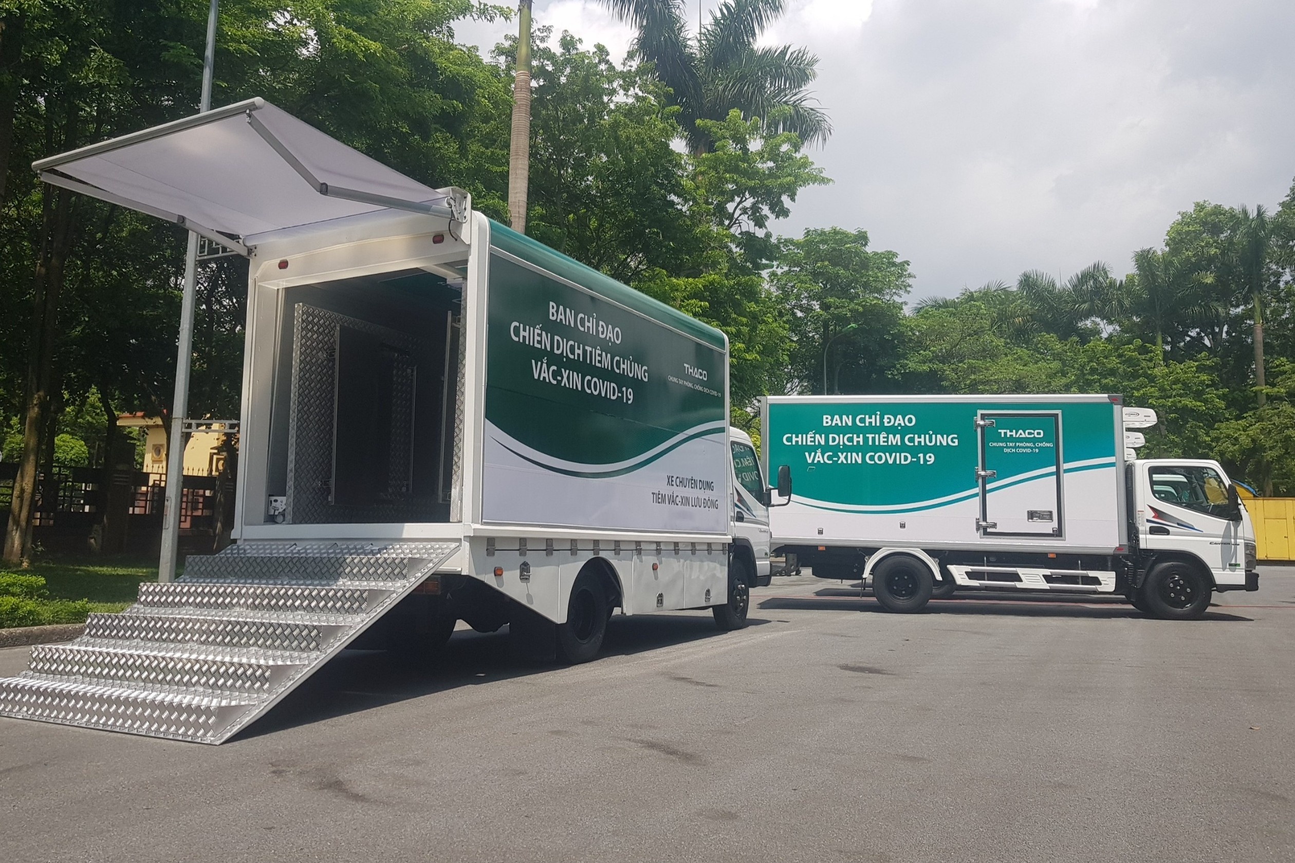 Tiep nhan 126 oto van chuyen vaccine anh 1